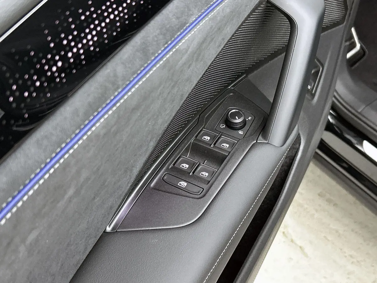 1.5 eHybrid R-Line Edition 204 PK Plug in Hybride | Panoramadak | Black Style | Apple Carplay | 360 Camera | Stoelverwarming | Navigatie | Achterklep elektrisch | Keyless Access | Head-Up di