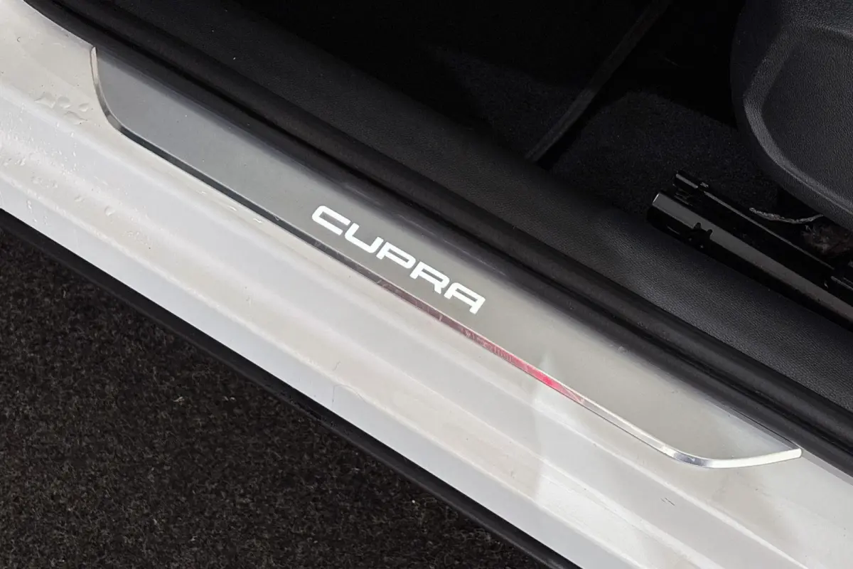 1.4 e-Hybrid Business Stuur-Stoelverwarming Achteruitrijcamera Keyless Apple Carplay