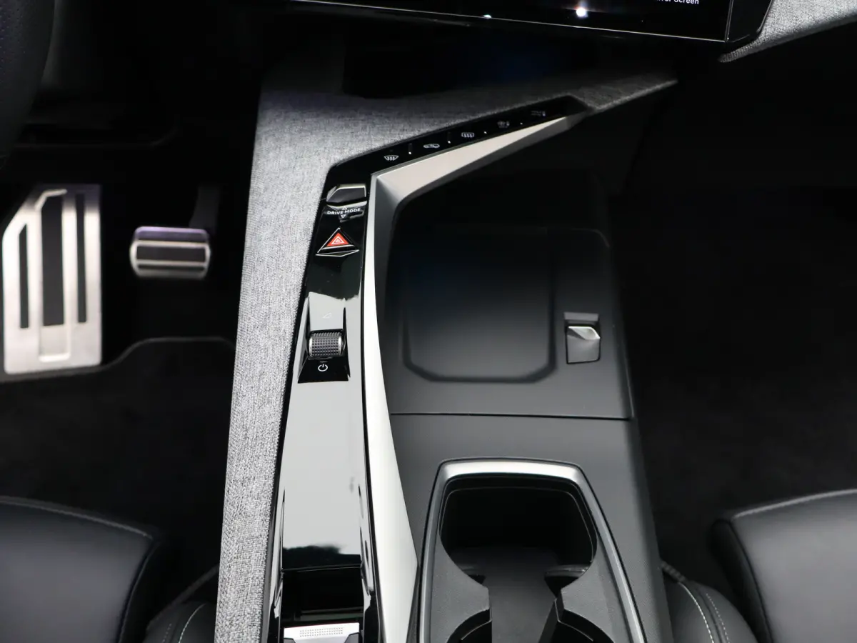 GT 73 kWh Panoramadak | 360 Graden Camera | Adaptieve Cruise Control | Drive Assist | Lederen Bekleding | Stoelverwaring en Ventilatie | Dodehoekbewaking | Matrix LED | Draadloze Carplay