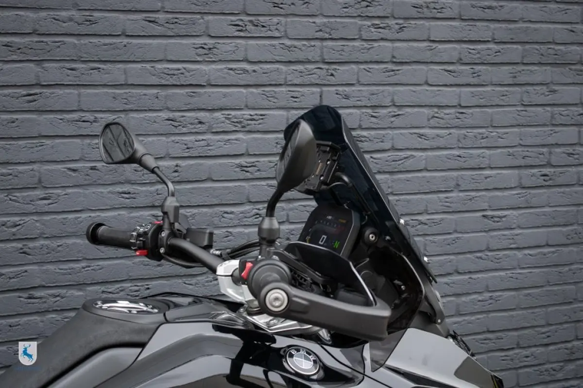 Triple Black / Custom zadel / Akrapovic / Gesmede endurovelgen