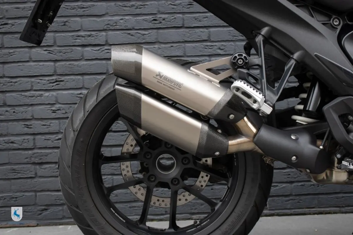 Triple Black / Custom zadel / Akrapovic / Gesmede endurovelgen