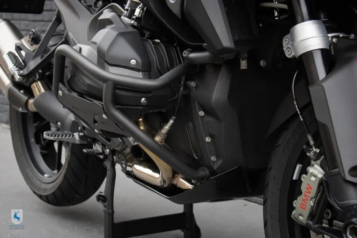 Triple Black / Custom zadel / Akrapovic / Gesmede endurovelgen