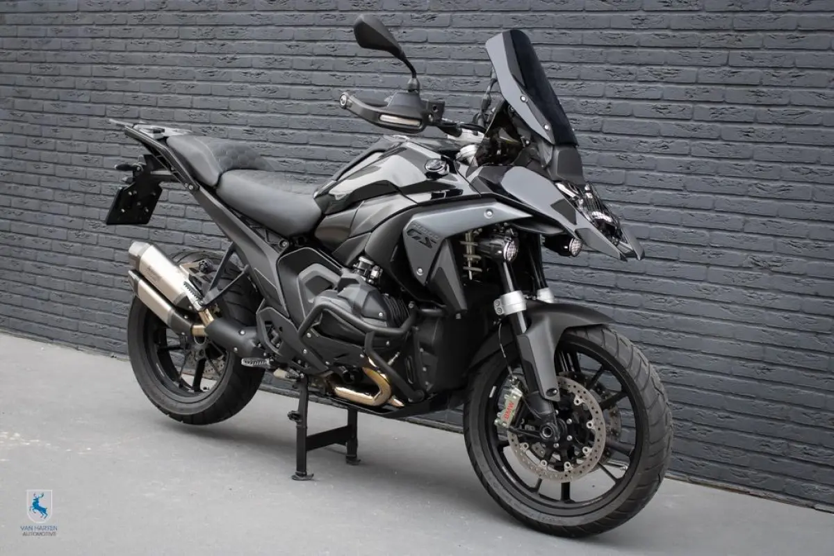 Triple Black / Custom zadel / Akrapovic / Gesmede endurovelgen