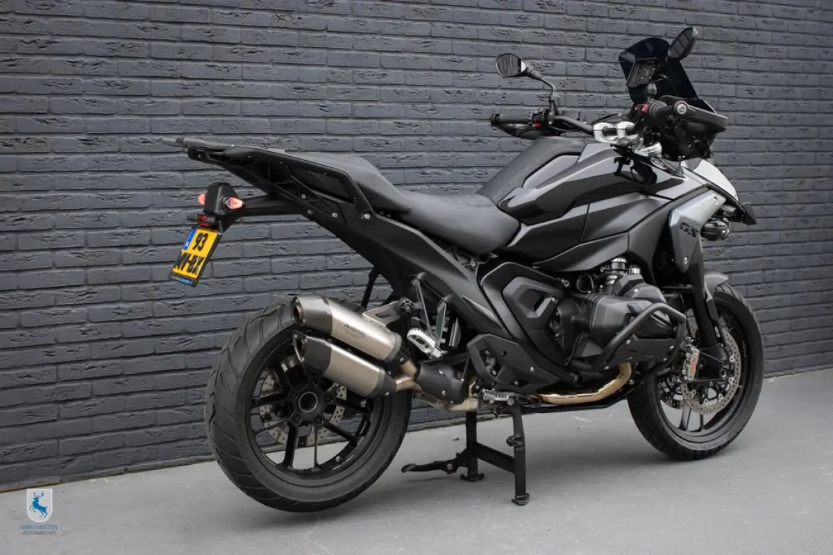 Triple Black / Custom zadel / Akrapovic / Gesmede endurovelgen