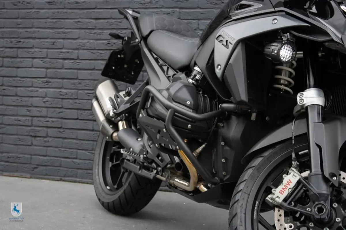 Triple Black / Custom zadel / Akrapovic / Gesmede endurovelgen