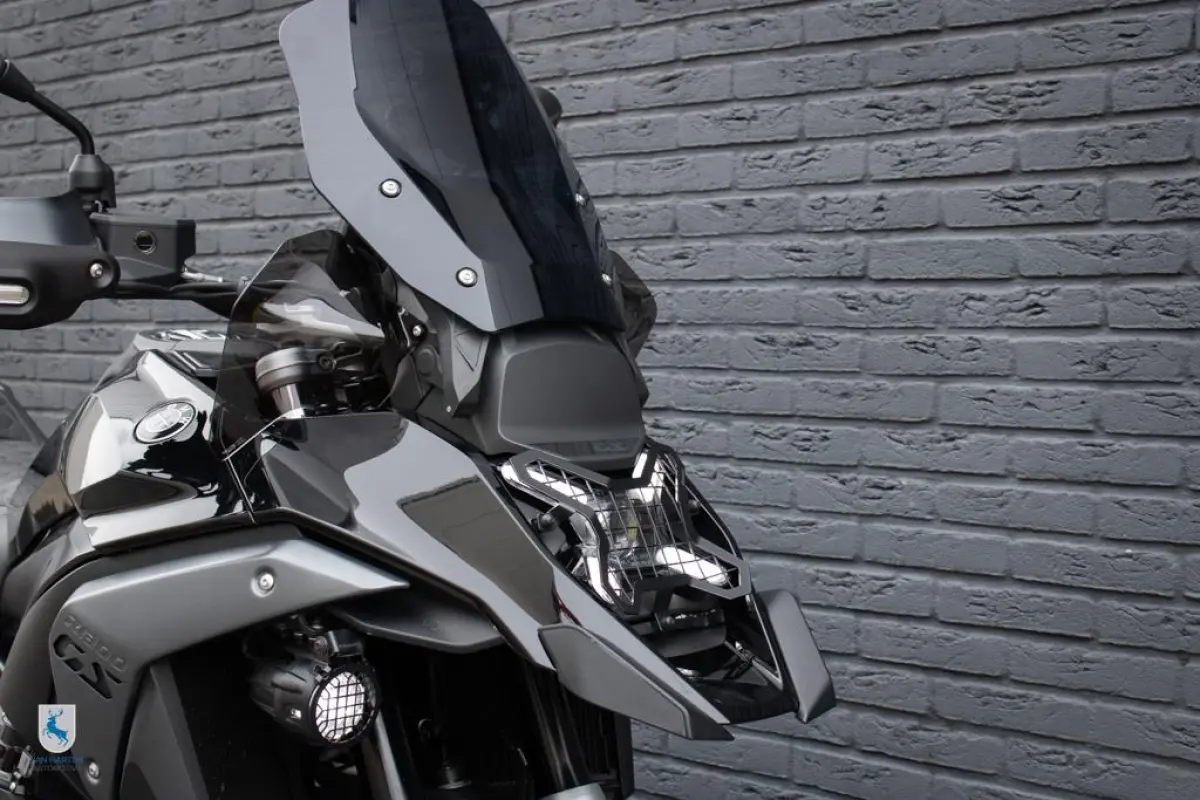 Triple Black / Custom zadel / Akrapovic / Gesmede endurovelgen