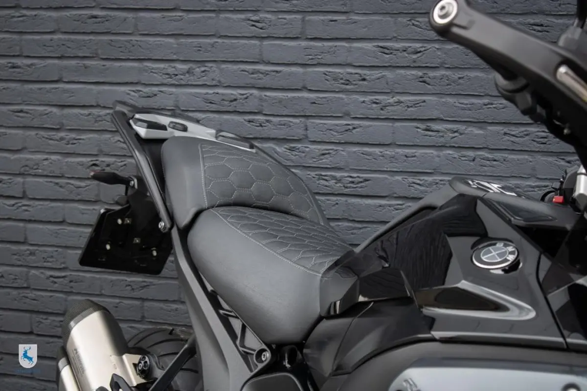 Triple Black / Custom zadel / Akrapovic / Gesmede endurovelgen