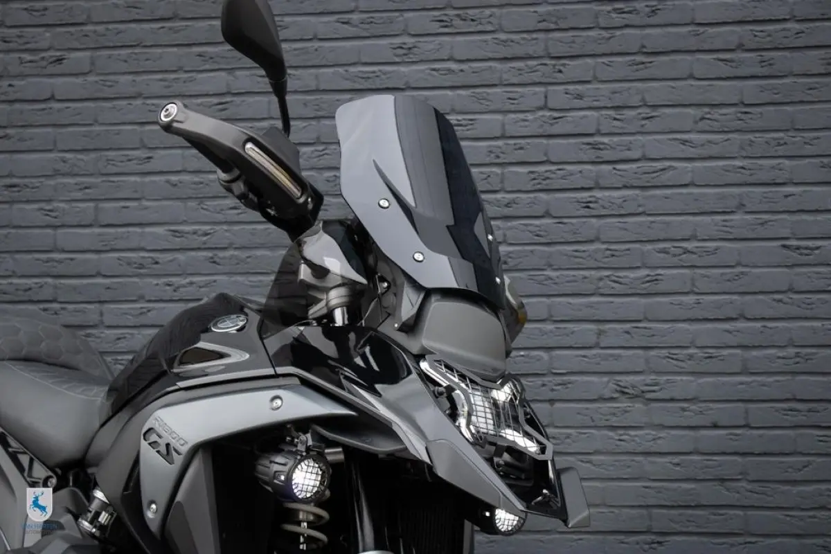 Triple Black / Custom zadel / Akrapovic / Gesmede endurovelgen