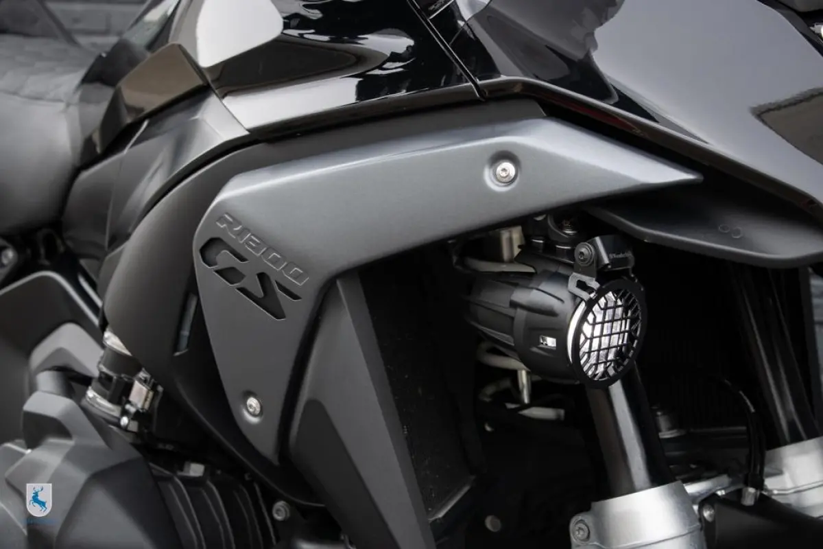 Triple Black / Custom zadel / Akrapovic / Gesmede endurovelgen