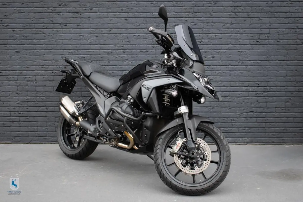 Triple Black / Custom zadel / Akrapovic / Gesmede endurovelgen