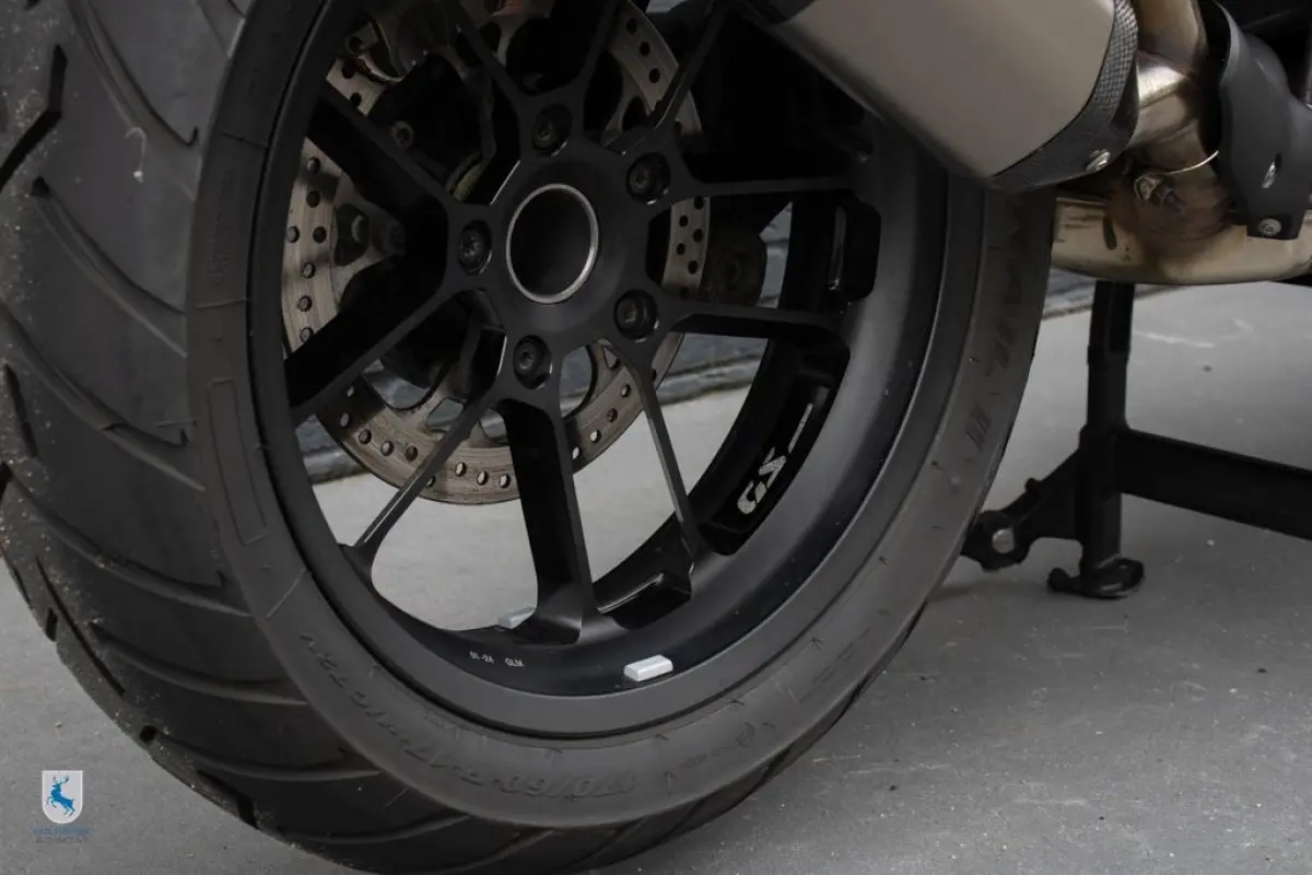 Triple Black / Custom zadel / Akrapovic / Gesmede endurovelgen