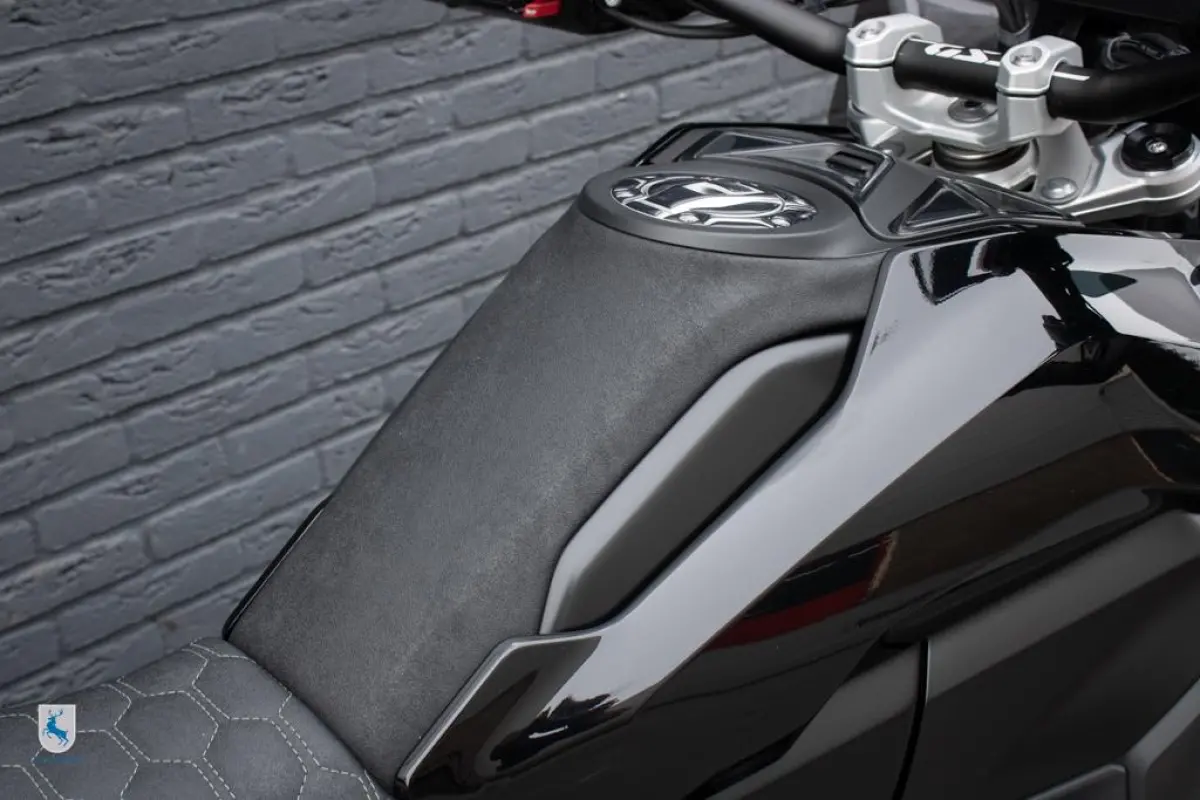 Triple Black / Custom zadel / Akrapovic / Gesmede endurovelgen