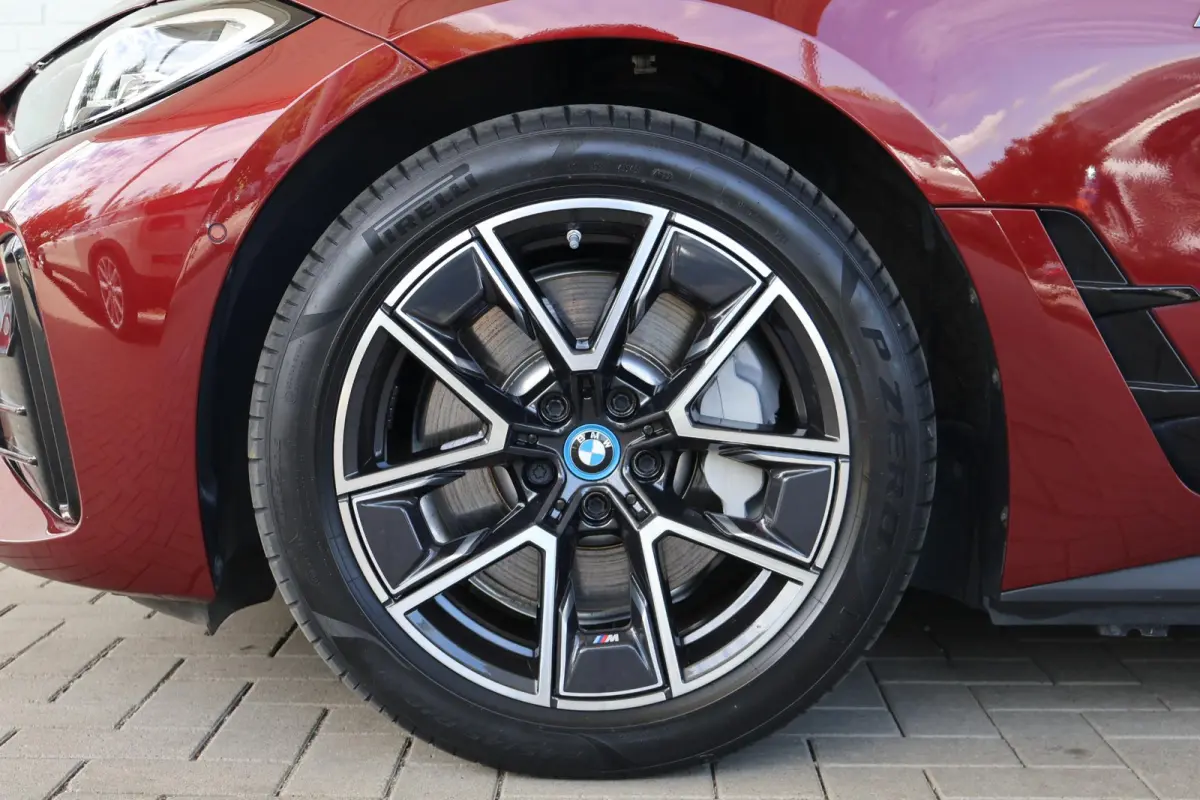 eDrive40 | M Sport | Stoelverwarming | Driving Assistant | Rondomzicht Camera