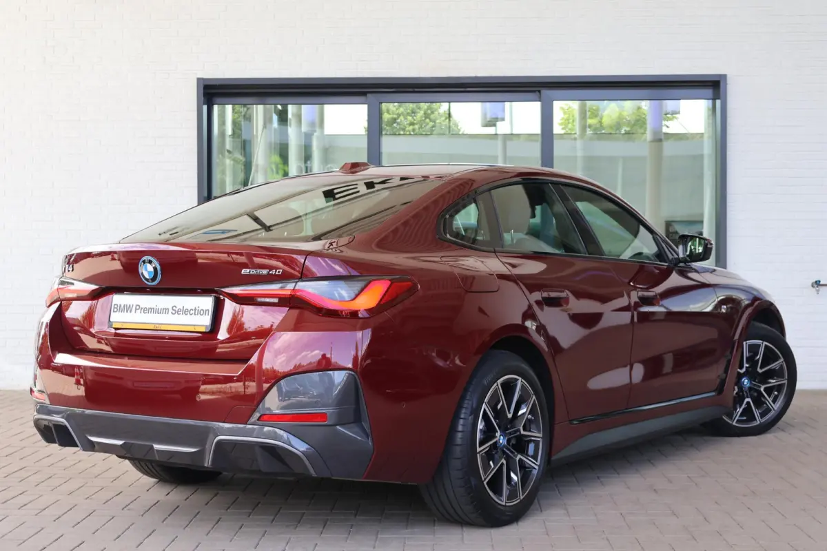 eDrive40 | M Sport | Stoelverwarming | Driving Assistant | Rondomzicht Camera