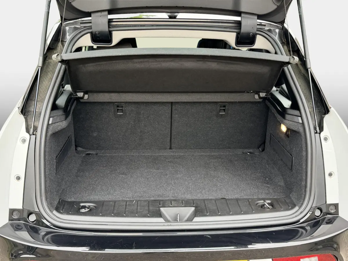 Basis 120Ah 42 kWh SOH 85,1% / Warmtepomp / Comfort-Pakket / 3 Fase / Stoelverwarming / Dealeronderhouden / 2x Laadkabel / Cruise Control / Navigatie Pakket /