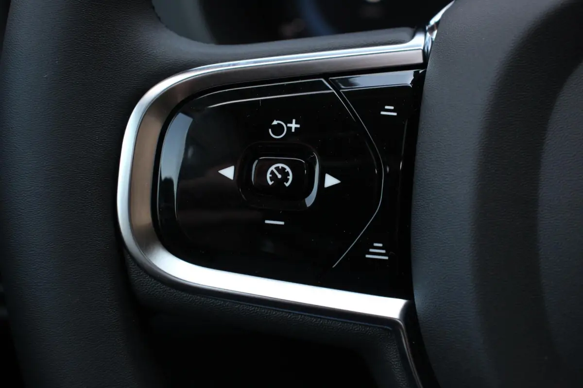 2.0 T6 Plug-in hybrid AWD Plus Dark Adaptieve cruise control Leder Navigatie Google Harman Kardon Panorama dak Lichtmetalen Velgen 19" Dab Stoelverwarming Camera Led Climate control Apple Ca