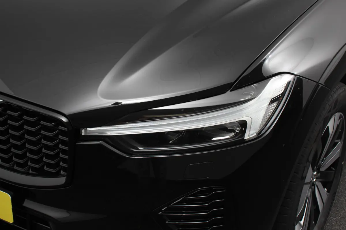 2.0 T6 Plug-in hybrid AWD Plus Dark Adaptieve cruise control Leder Navigatie Google Harman Kardon Panorama dak Lichtmetalen Velgen 19" Dab Stoelverwarming Camera Led Climate control Apple Ca