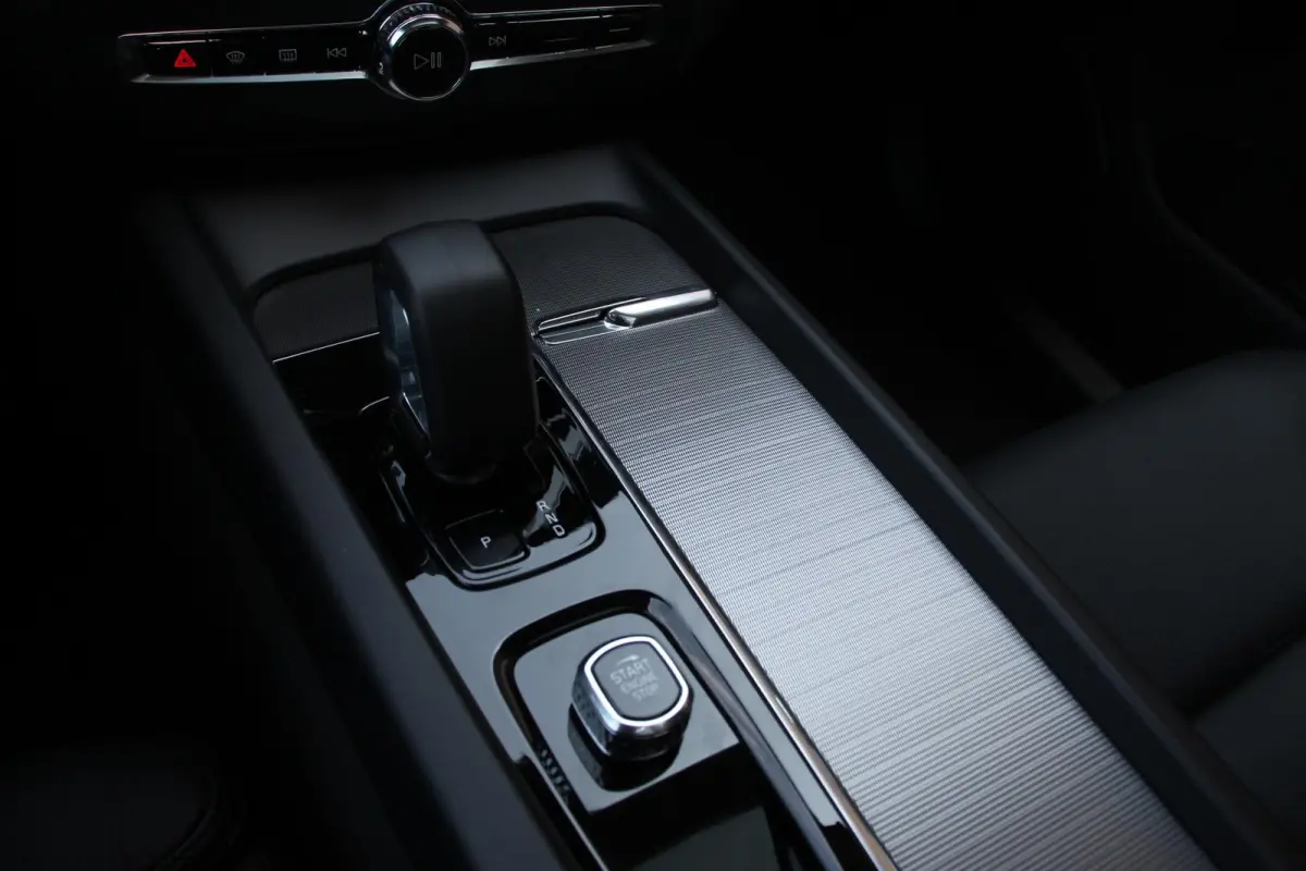 2.0 T6 Plug-in hybrid AWD Plus Dark Adaptieve cruise control Leder Navigatie Google Harman Kardon Panorama dak Lichtmetalen Velgen 19" Dab Stoelverwarming Camera Led Climate control Apple Ca