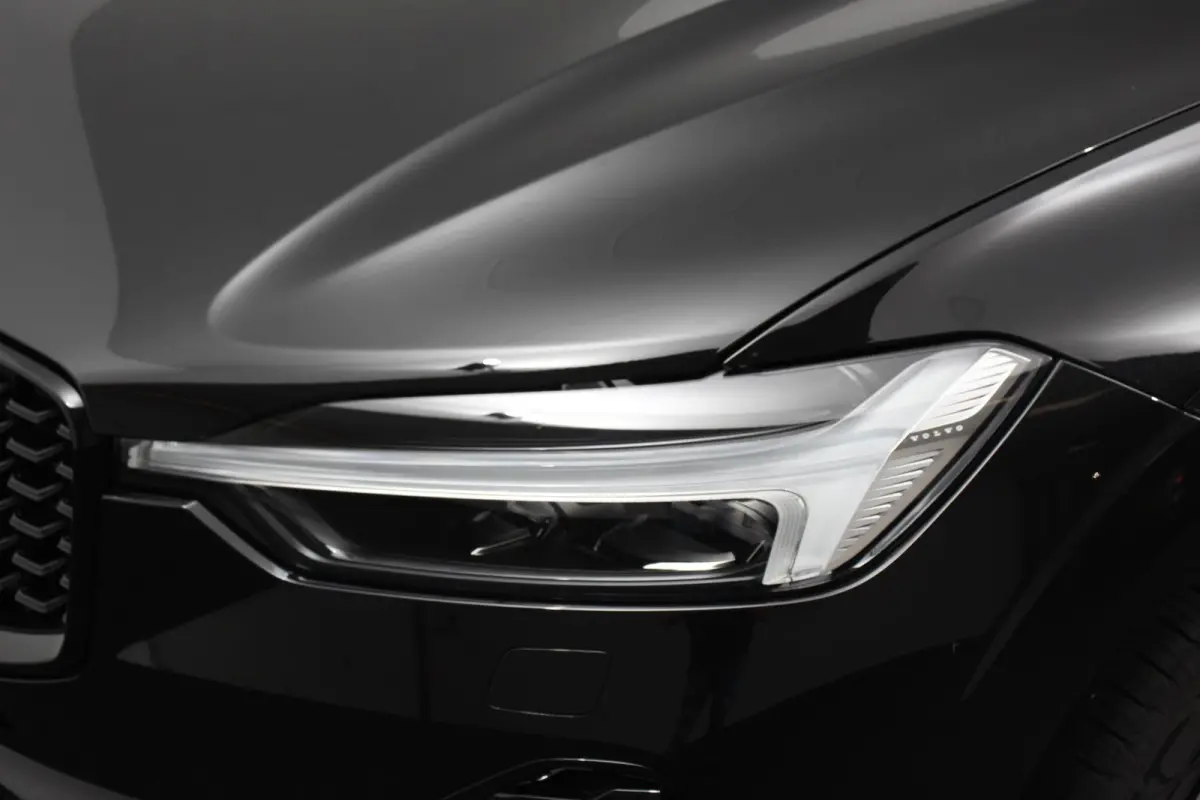 2.0 T6 Plug-in hybrid AWD Plus Dark Adaptieve cruise control Leder Navigatie Google Harman Kardon Panorama dak Lichtmetalen Velgen 19" Dab Stoelverwarming Camera Led Climate control Apple Ca