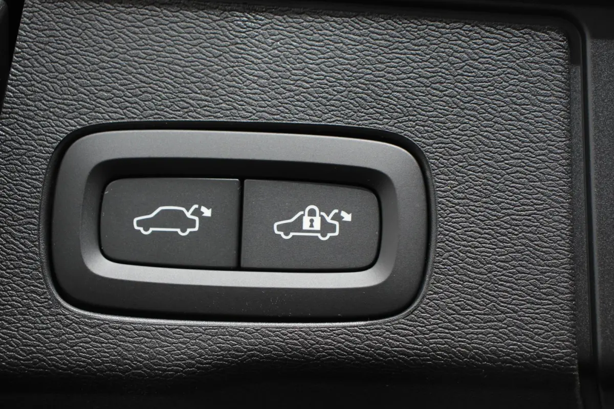 2.0 T6 Plug-in hybrid AWD Plus Dark Adaptieve cruise control Leder Navigatie Google Harman Kardon Panorama dak Lichtmetalen Velgen 19" Dab Stoelverwarming Camera Led Climate control Apple Ca
