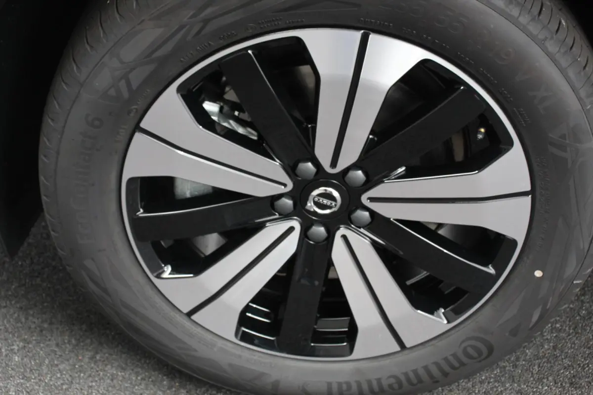 2.0 T6 Plug-in hybrid AWD Plus Dark Adaptieve cruise control Leder Navigatie Google Harman Kardon Panorama dak Lichtmetalen Velgen 19" Dab Stoelverwarming Camera Led Climate control Apple Ca