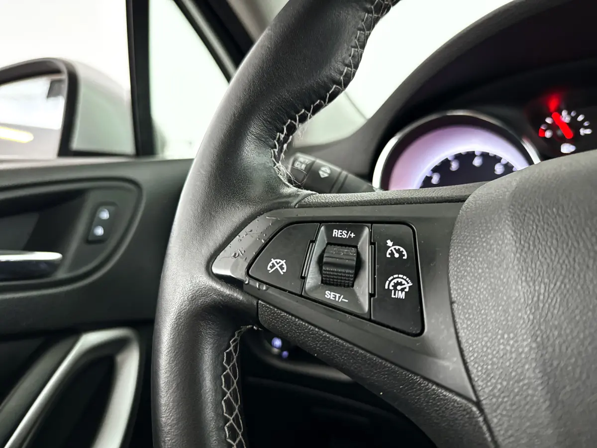1.0 Online Edition | Airco | Cruise control | Extra getint glas | Trekhaak