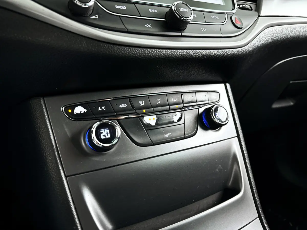 1.0 Online Edition | Airco | Cruise control | Extra getint glas | Trekhaak