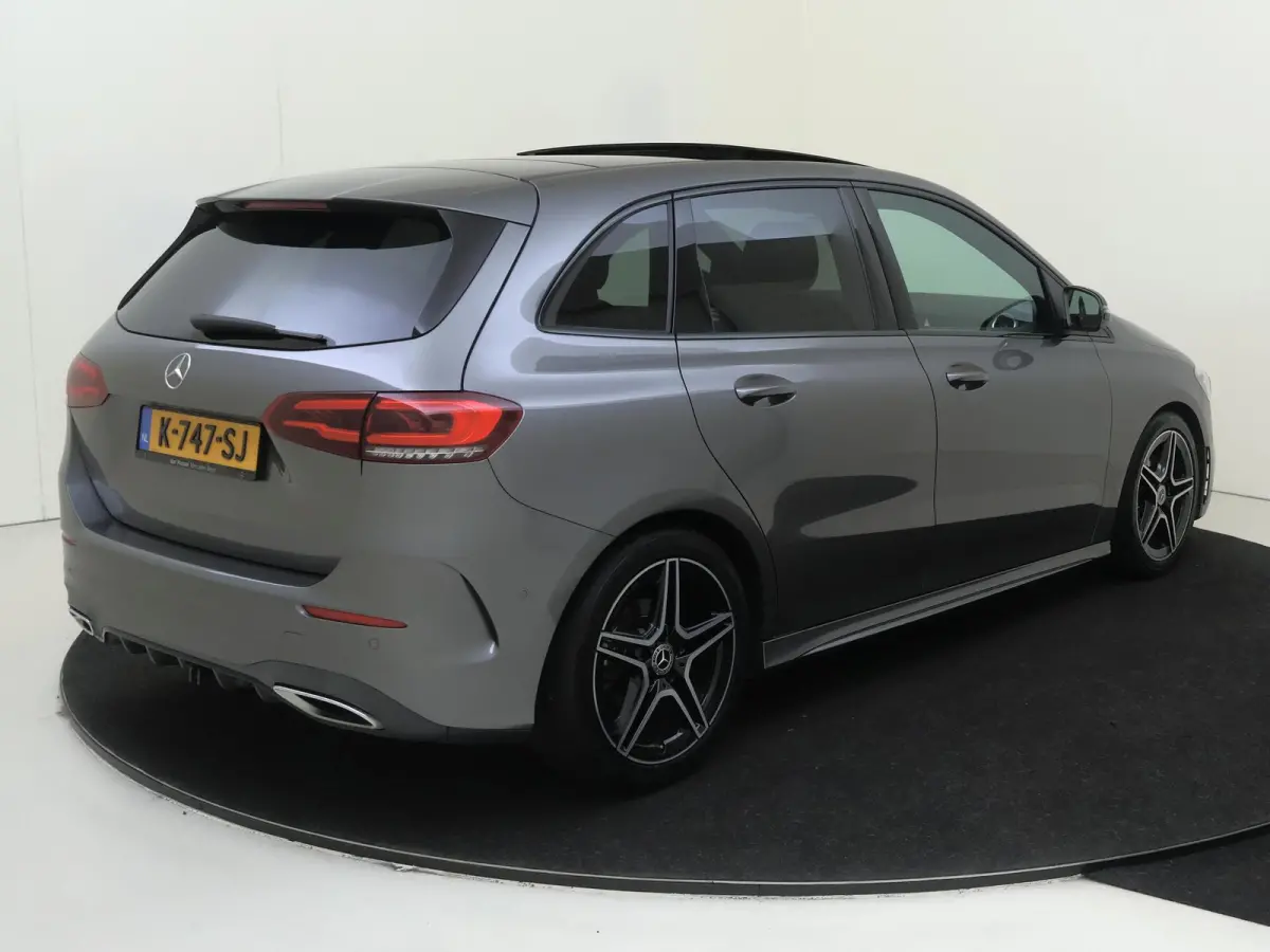 180 Business Solution AMG / Panorama-dak / Night-Pakket / Achteruitrijcamera /