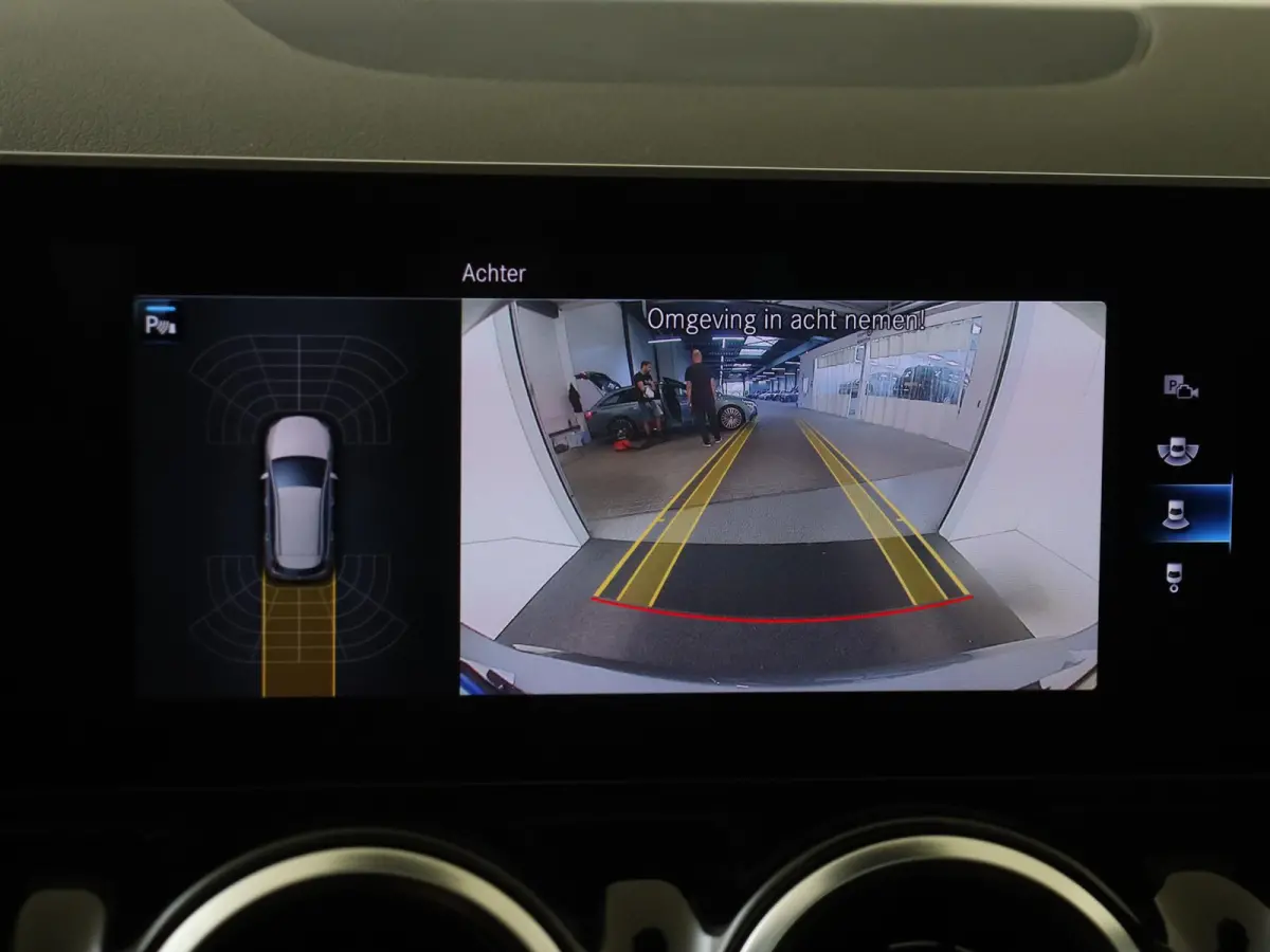 180 Business Solution AMG / Panorama-dak / Night-Pakket / Achteruitrijcamera /