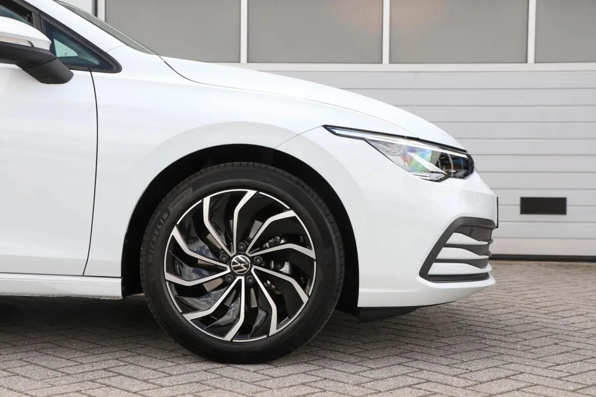 1.0 TSI 110pk Life | Navigatie | Parkeersensoren | 17" Velgen