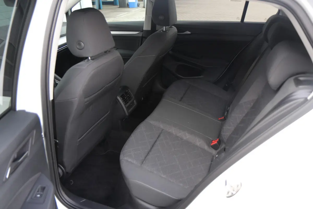 1.0 TSI 110pk Life | Navigatie | Parkeersensoren | 17" Velgen