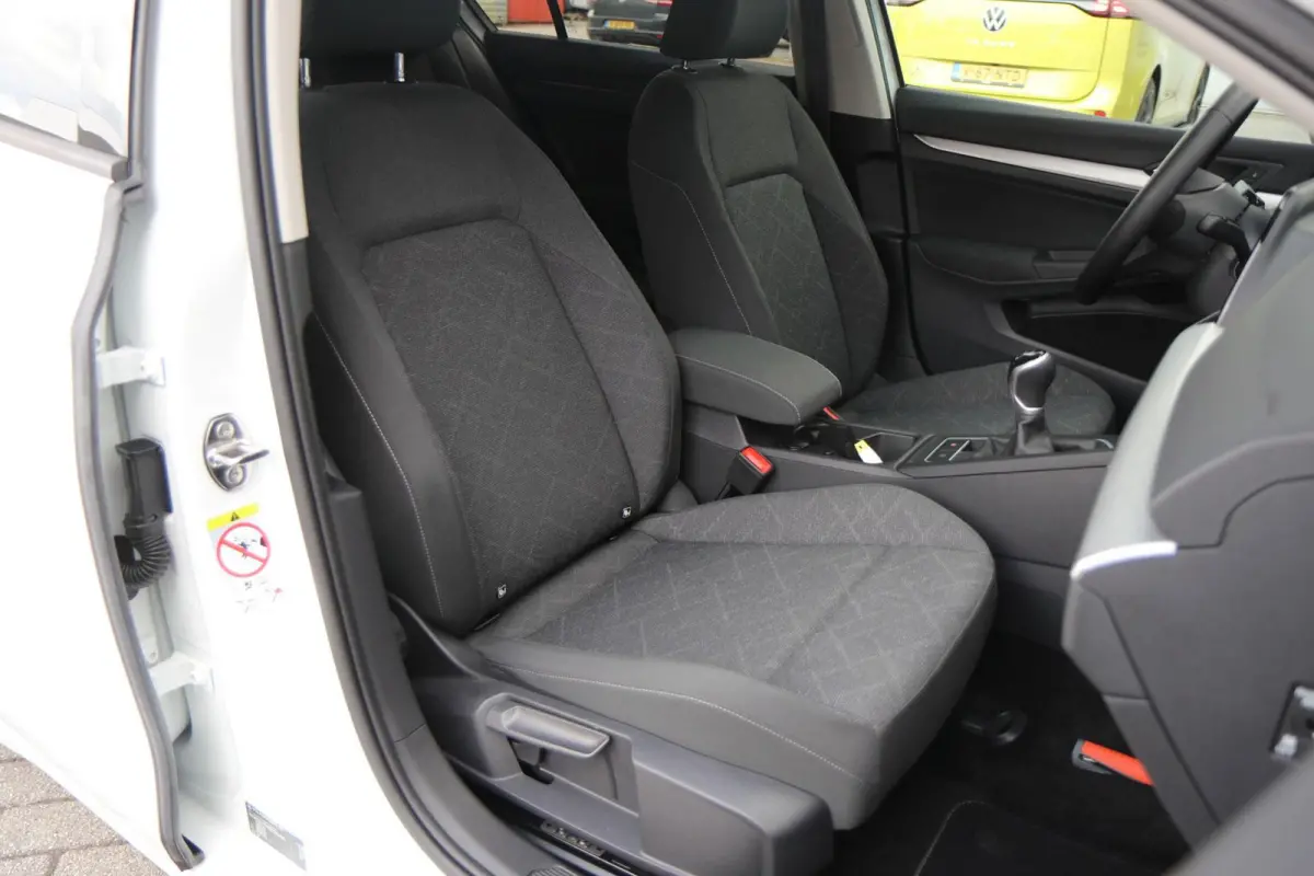 1.0 TSI 110pk Life | Navigatie | Parkeersensoren | 17" Velgen