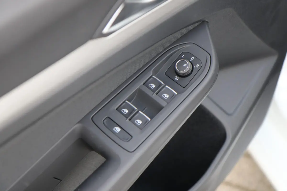 1.0 TSI 110pk Life | Navigatie | Parkeersensoren | 17" Velgen
