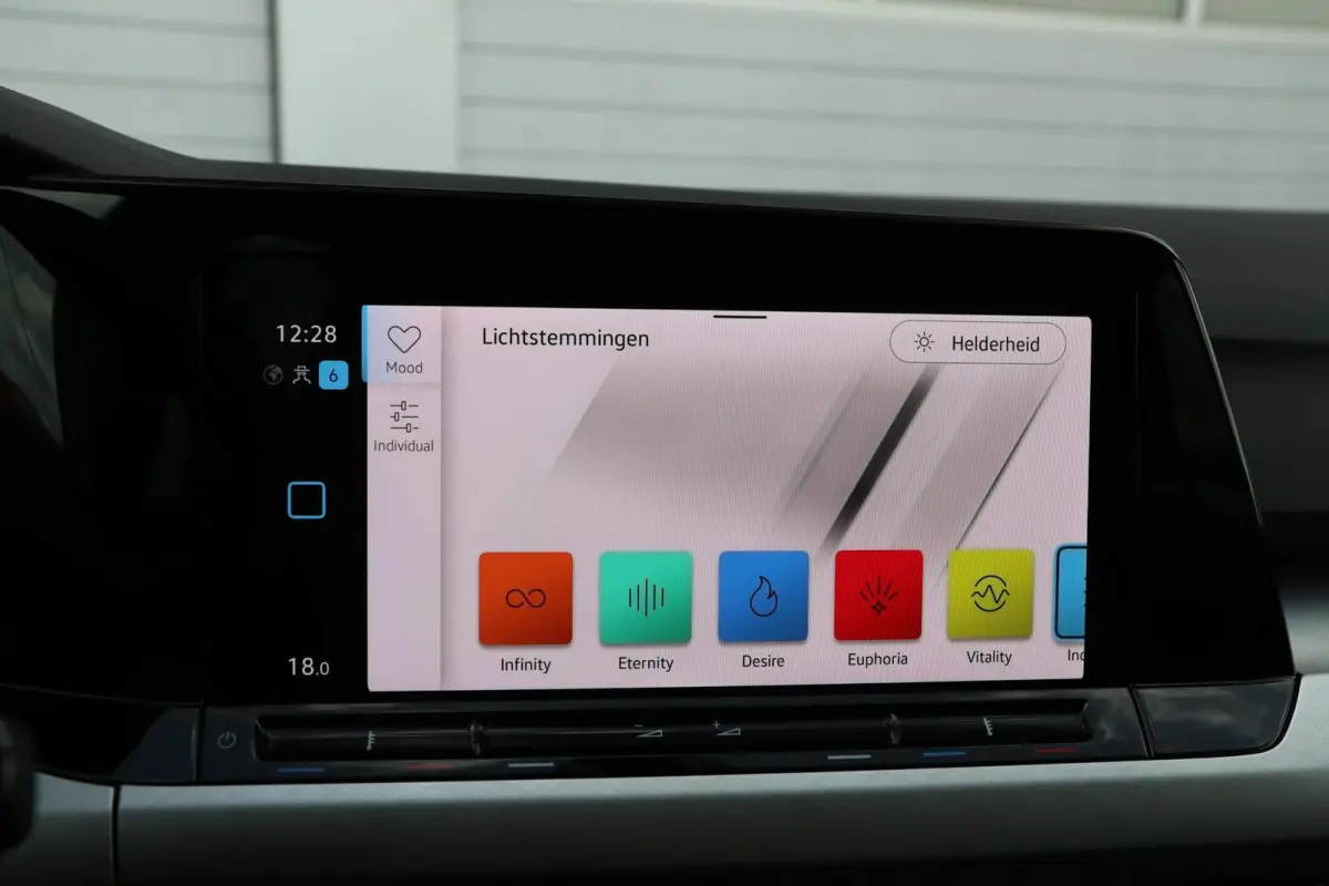 1.0 TSI 110pk Life | Navigatie | Parkeersensoren | 17" Velgen