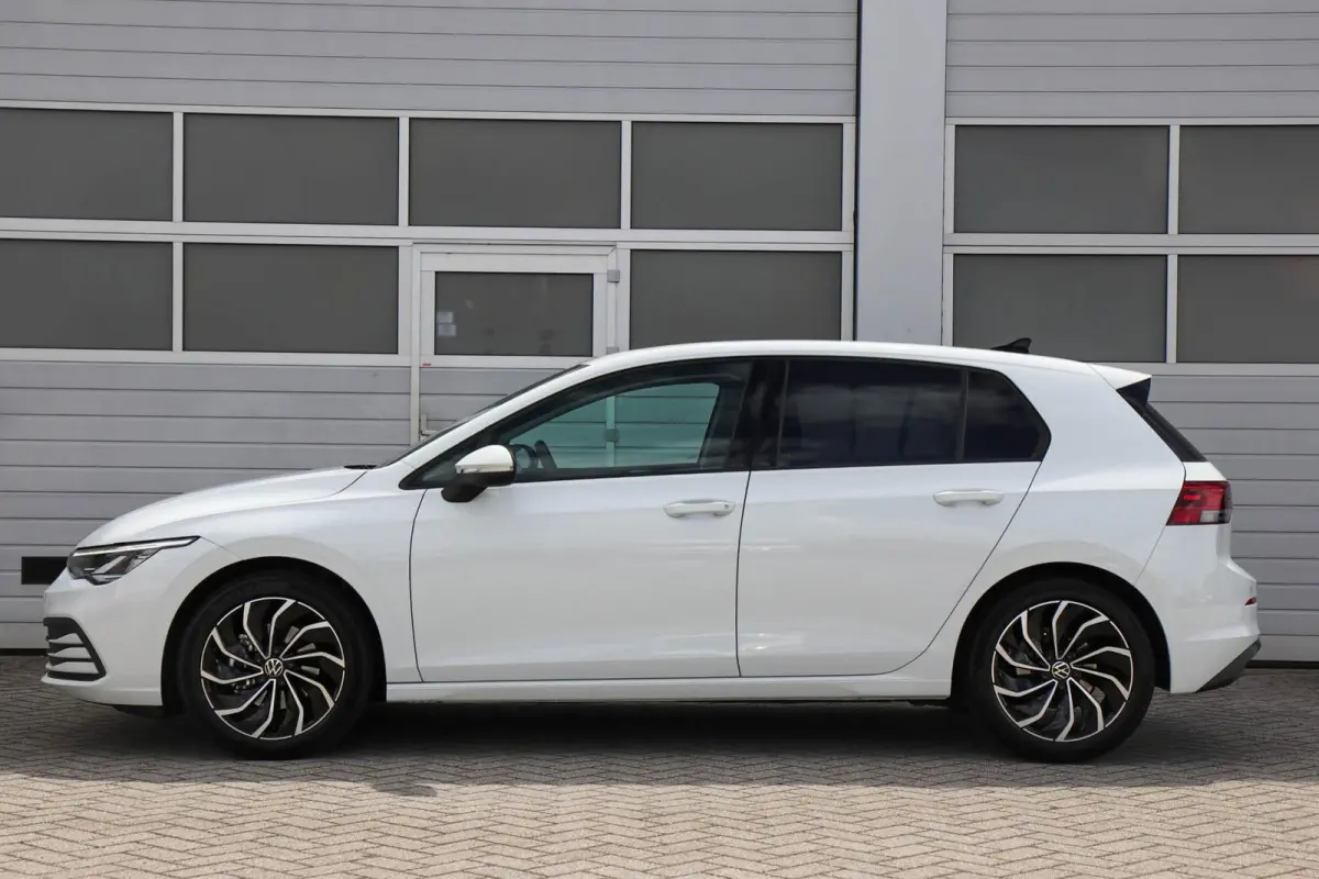 1.0 TSI 110pk Life | Navigatie | Parkeersensoren | 17" Velgen
