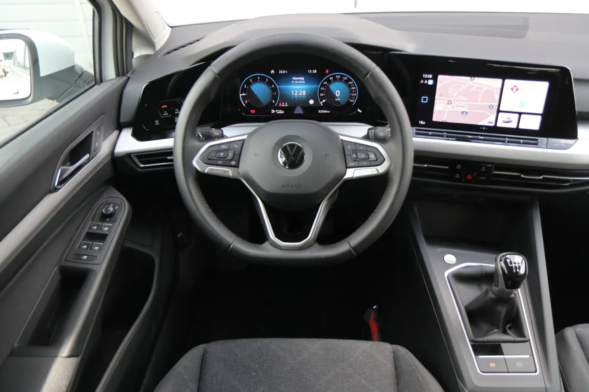 1.0 TSI 110pk Life | Navigatie | Parkeersensoren | 17" Velgen