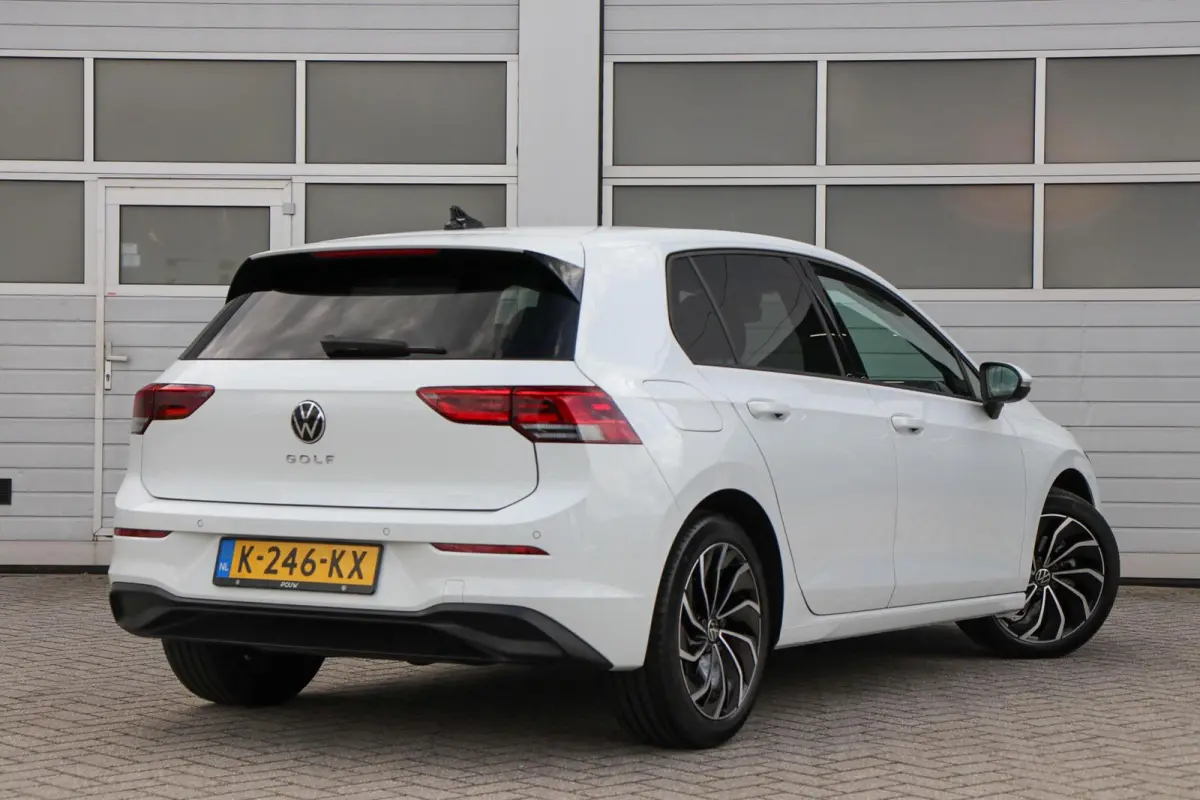 1.0 TSI 110pk Life | Navigatie | Parkeersensoren | 17" Velgen