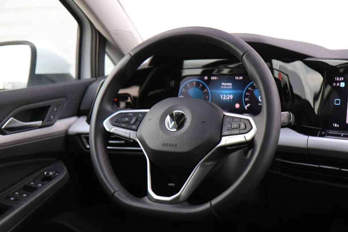 1.0 TSI 110pk Life | Navigatie | Parkeersensoren | 17" Velgen