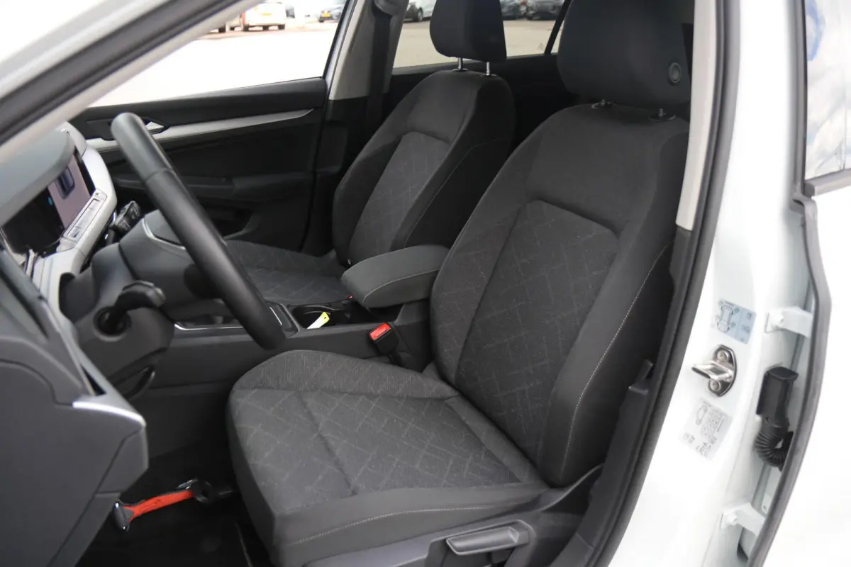 1.0 TSI 110pk Life | Navigatie | Parkeersensoren | 17" Velgen
