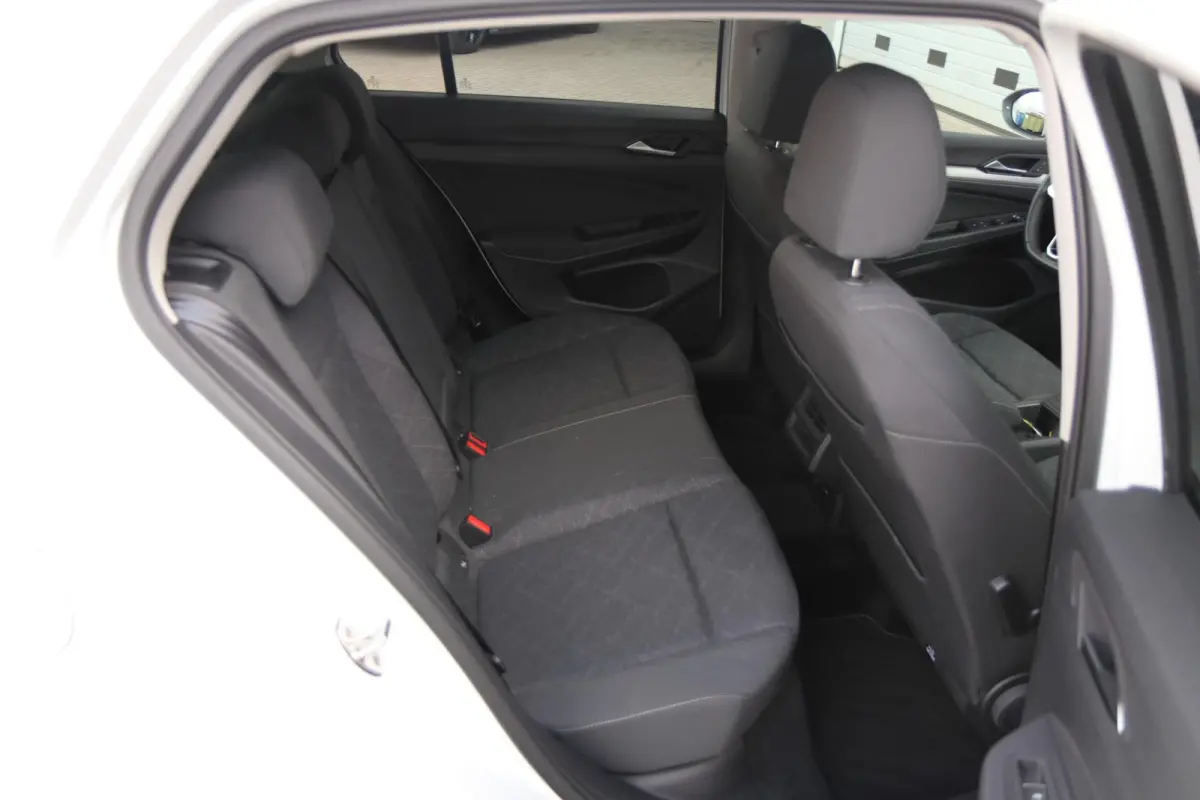 1.0 TSI 110pk Life | Navigatie | Parkeersensoren | 17" Velgen