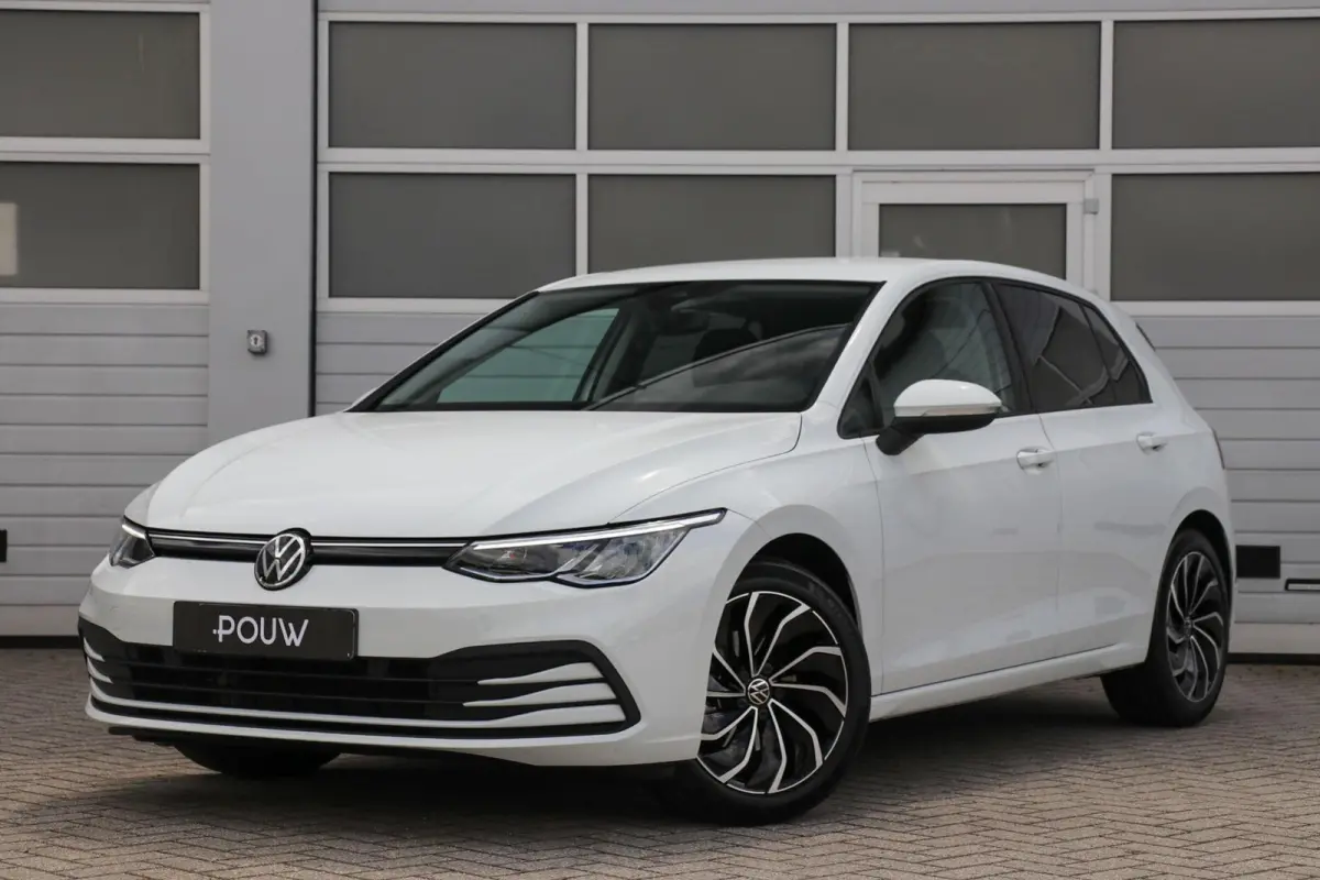 1.0 TSI 110pk Life | Navigatie | Parkeersensoren | 17" Velgen