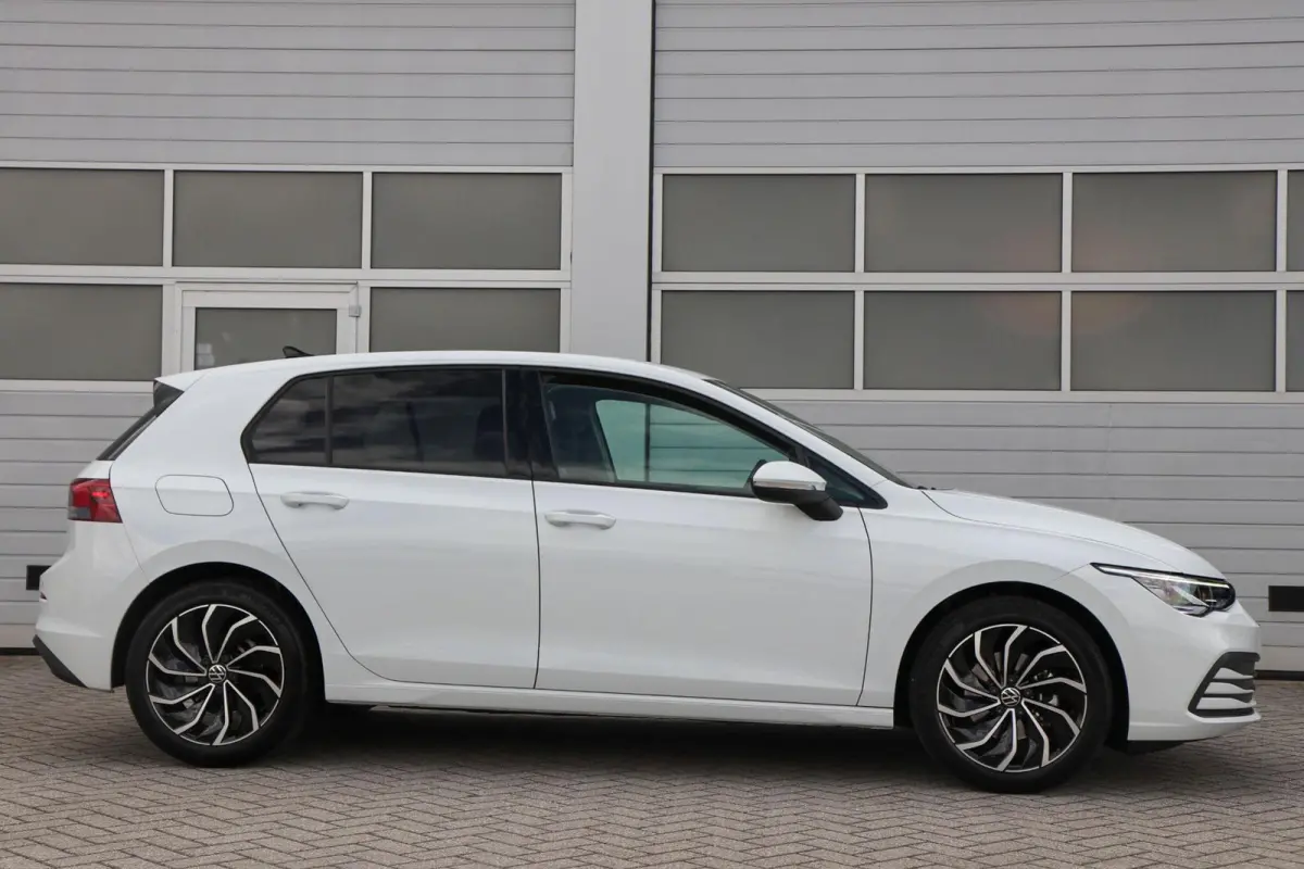 1.0 TSI 110pk Life | Navigatie | Parkeersensoren | 17" Velgen