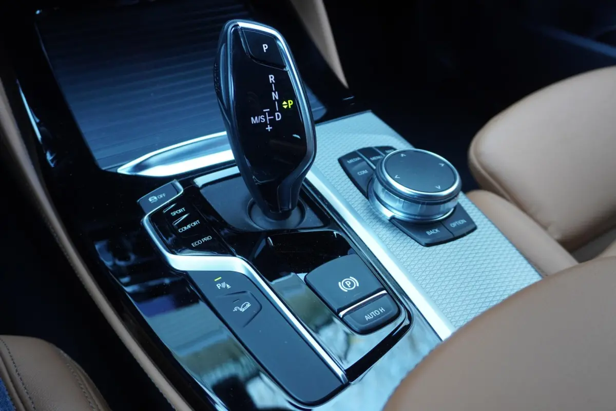 xDrive30i High Executive | 20 inch LM M Dubbelspaak | Trekhaak met elektrisch wegklapbare kogel | HiFi System | BMW Head-Up Display | Achteruitrijcamera