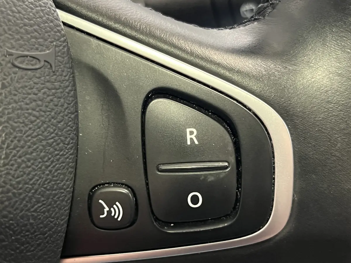 0.9 TCe Intens | Navigatie/Android/Apple Carplay | LM Velgen 17" | Panoramadak | Voorstoelen Verwarmd | Lederen Bekleding | Airco |