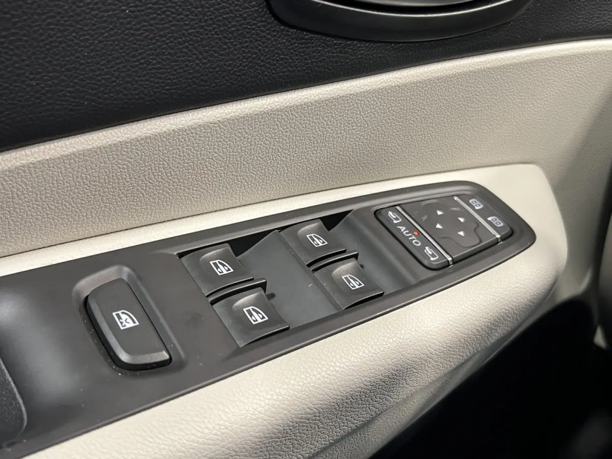0.9 TCe Intens | Navigatie/Android/Apple Carplay | LM Velgen 17" | Panoramadak | Voorstoelen Verwarmd | Lederen Bekleding | Airco |