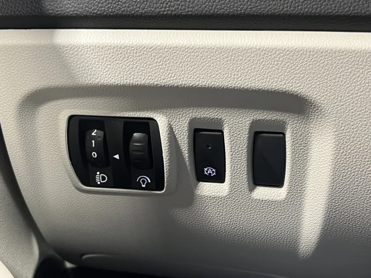 0.9 TCe Intens | Navigatie/Android/Apple Carplay | LM Velgen 17" | Panoramadak | Voorstoelen Verwarmd | Lederen Bekleding | Airco |