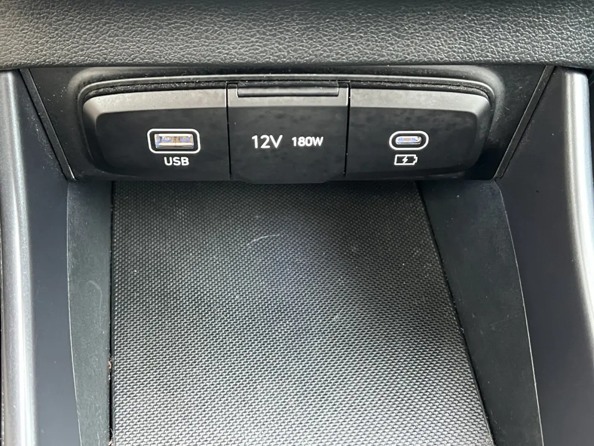 1.0 T-GDI 100pk Comfort | Airco | Camera | Carplay | Cruise control | Dodehoek detectie | Navigatie | Parkeersensoren | Digitaal cockpit | Lichtmetalen velgen