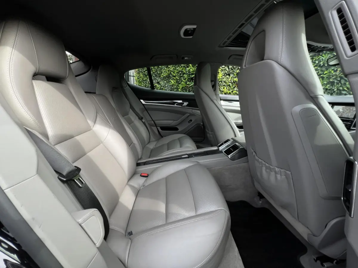 4.8 4S, PANORAMADAK, LUCHTVERING, SPORTCHRONO, BOSE, SPORTUITLAAT, NAVIGATIE, DODEHOEK, MEMORY, CRUISE CONTROL, CLIMATE CONTROL, STOELVERWARMING, LICHTMETAAL 20"