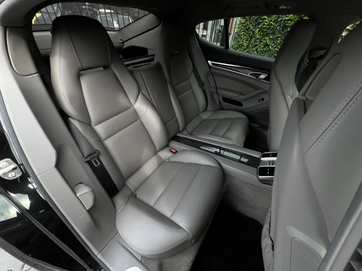 4.8 4S, PANORAMADAK, LUCHTVERING, SPORTCHRONO, BOSE, SPORTUITLAAT, NAVIGATIE, DODEHOEK, MEMORY, CRUISE CONTROL, CLIMATE CONTROL, STOELVERWARMING, LICHTMETAAL 20"