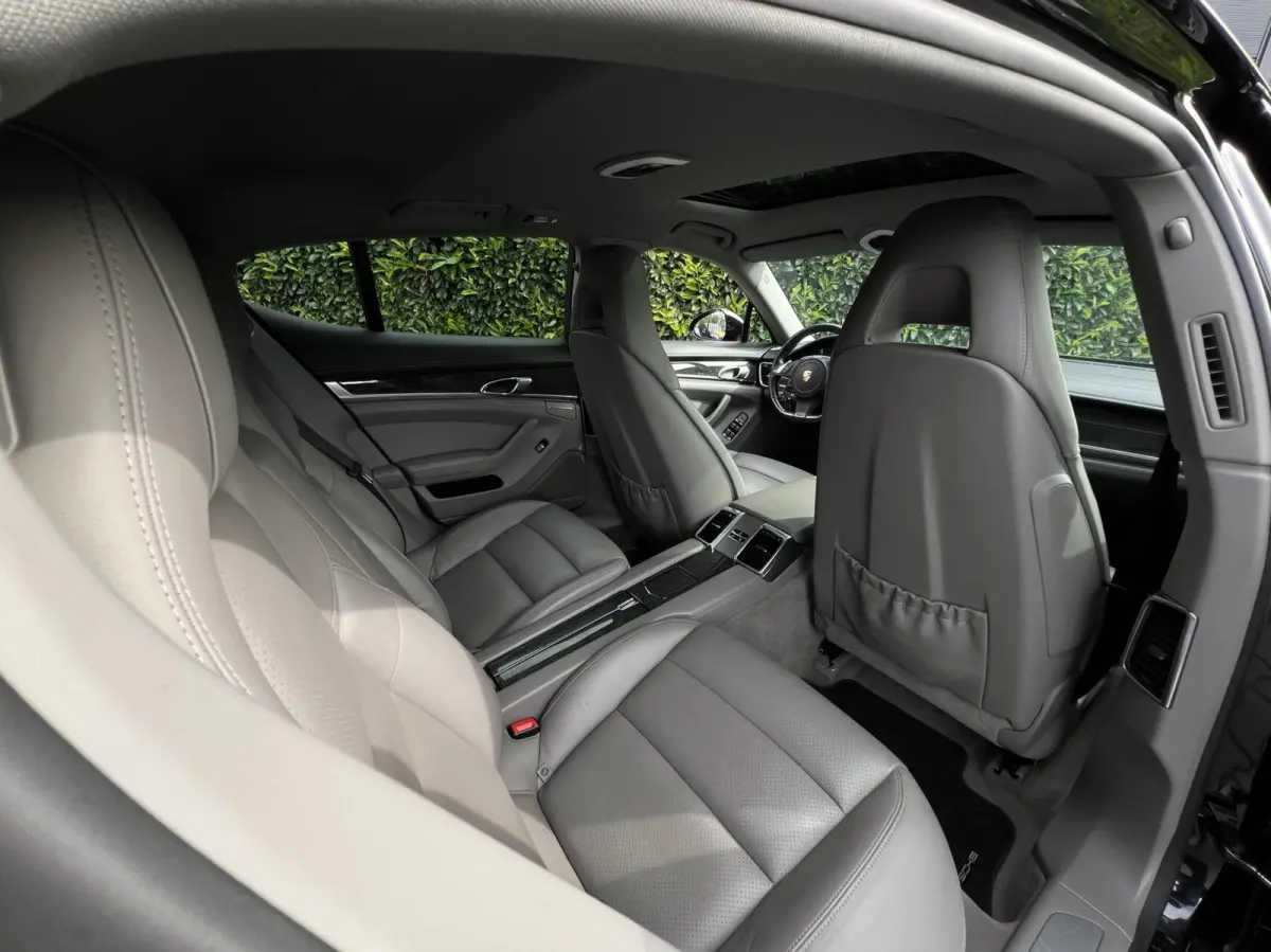 4.8 4S, PANORAMADAK, LUCHTVERING, SPORTCHRONO, BOSE, SPORTUITLAAT, NAVIGATIE, DODEHOEK, MEMORY, CRUISE CONTROL, CLIMATE CONTROL, STOELVERWARMING, LICHTMETAAL 20"